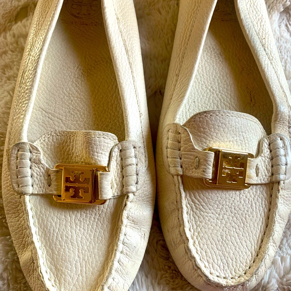 Tory Burch  off white driving loafers size 10